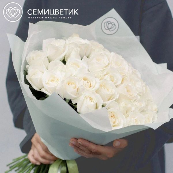 Букет из 35 белых роз 50 см (Россия) в голубой пленке