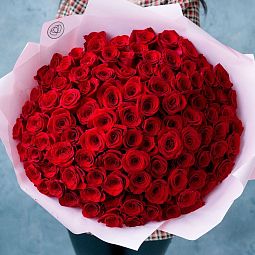 Букет из 51 красной розы 50-60 см (Эквадор) в розовой пленке