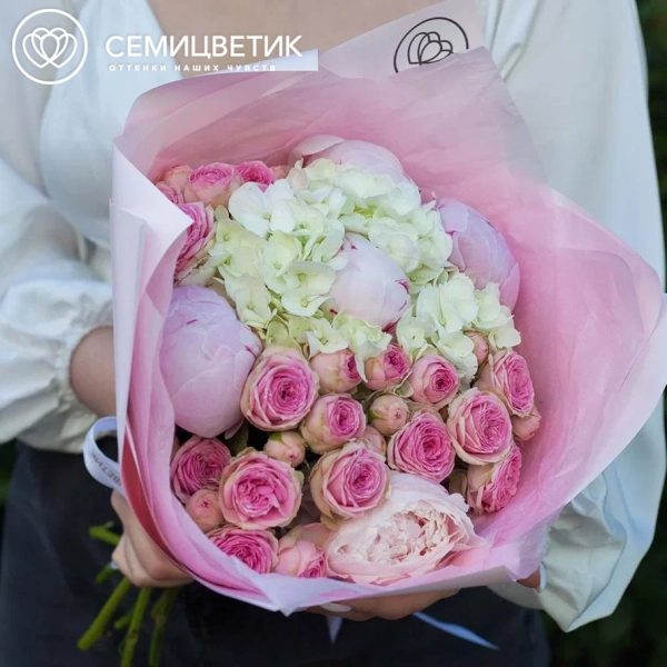 Букет из 5 пионов Premium, 3 кустовых пионовидных розовых роз и белой гортензии