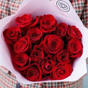 Букет из 15 красных роз 50-60 см (Эквадор) в розовой пленке