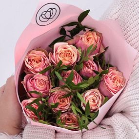 Букет из 11 персиковых пионовидных роз Wild Look 40 см c фисташкой в розовой пленке