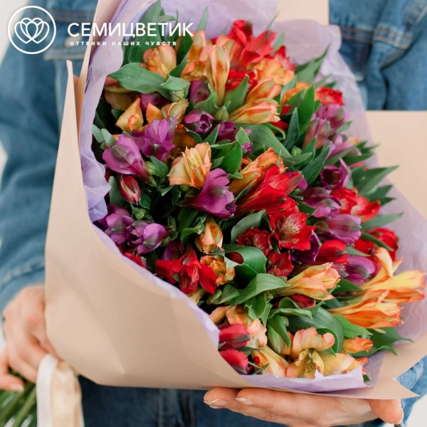 Букет из 23 альстромерий яркий микс в кремовой пленке