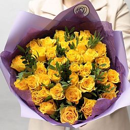 Букет из 35 желтых роз 35-40 см (Россия) с фисташкой