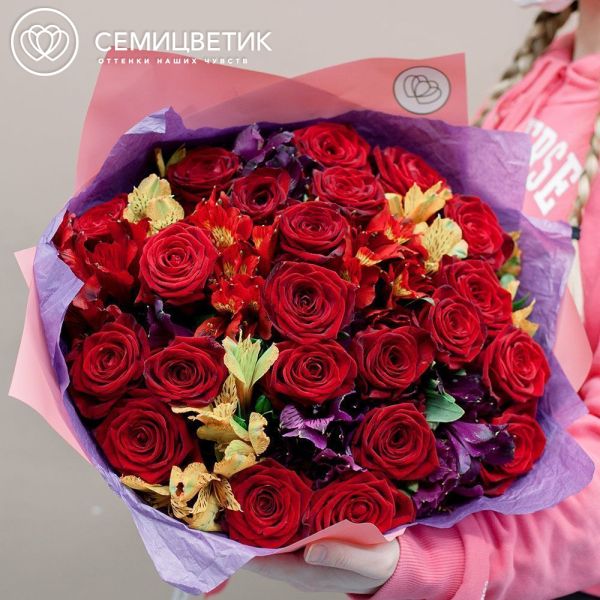 Букет из 15 красных роз 35-40 см (Россия) и 10 альстромерий микс