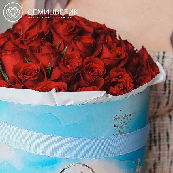 Букет в голубой шляпной коробке Amour из 51 красной розы (Кения)