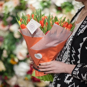 Букет из 101 оранжевого тюльпана в упаковке