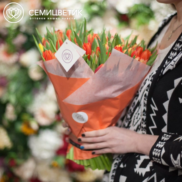 Букет из 101 оранжевого тюльпана в упаковке