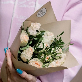 Букет из 11 кремовых пионовидных роз Wedding Rose 40 см c фисташкой в кремовой пленке