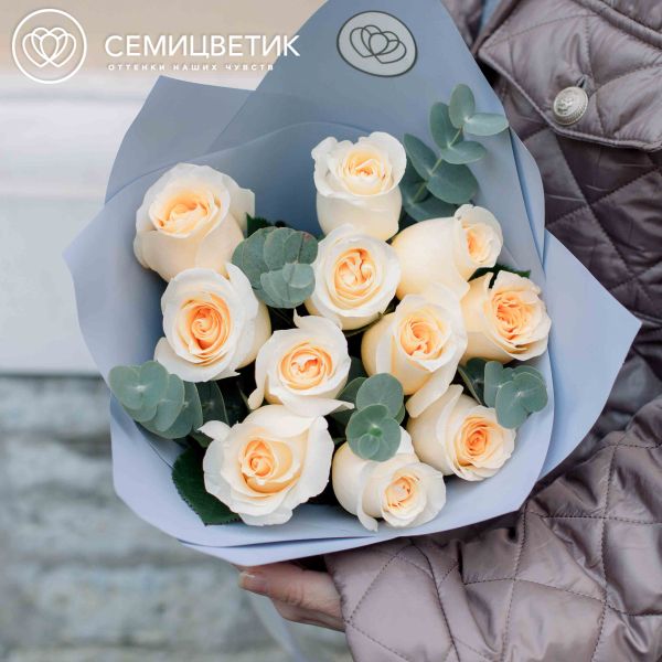 Букет из 11 кремовых роз Creme de la Creme 50 см (Эквадор) с эвкалиптом