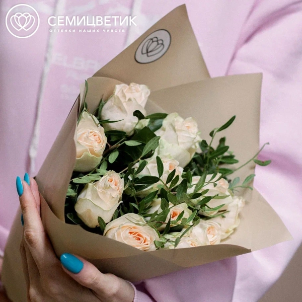Букет из 11 кремовых пионовидных роз Wedding Rose 40 см c фисташкой в кремовой пленке