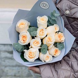 Букет из 11 кремовых роз Creme de la Creme 50 см (Эквадор) с эвкалиптом