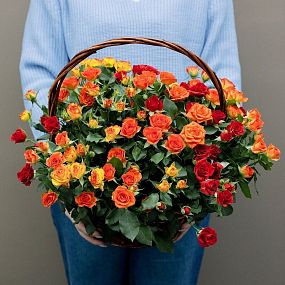 Композиция из 25 кустовых роз яркий микс (Кения) в корзине