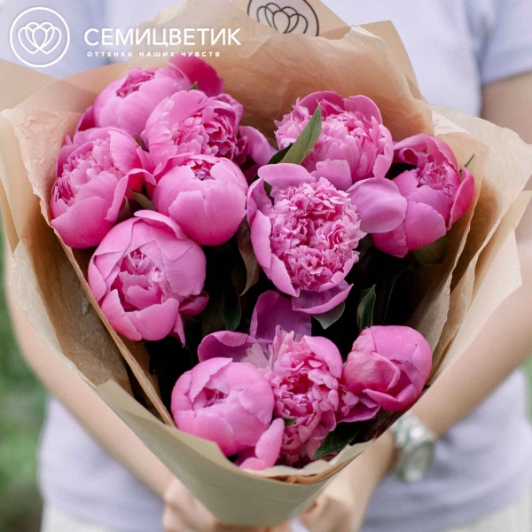 Букет из 11 ярко-розовых пионов Standart в кремовой пленке