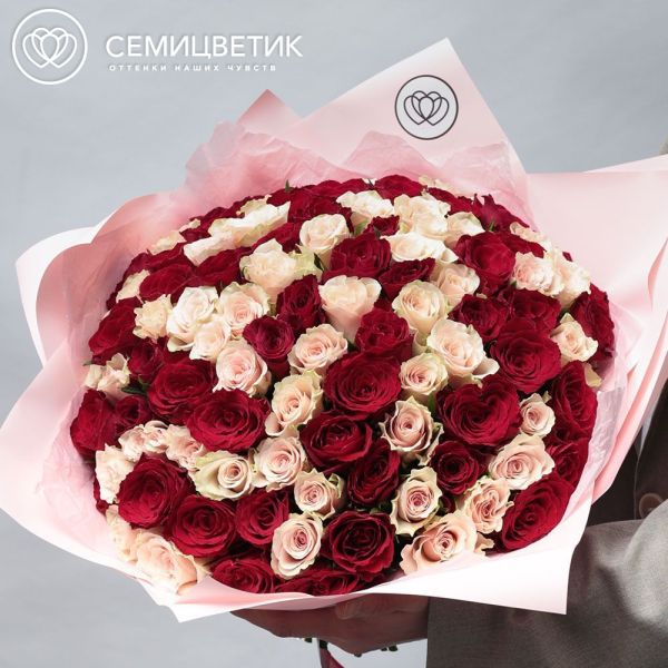 Букет из 101 красной и нежно-розовой розы 30 см (Кения) в розовой пленке