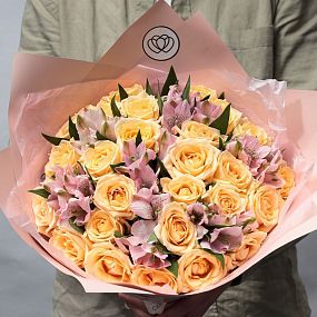 Букет из 26 кремовых роз 35-40 см (Россия) и 7 альстромерий в розовых тонах