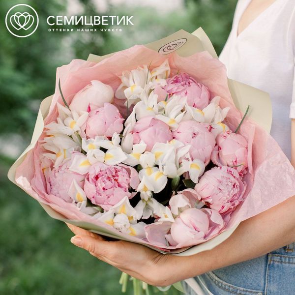 Букет из 10 розовых пионов Premium и 15 белых ирисов