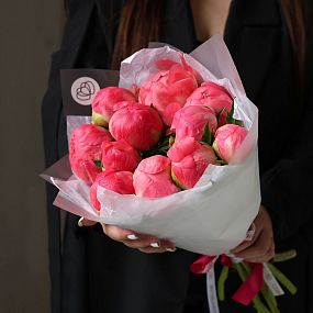 Букет из 11 коралловых пионов Coral Sunset Premium