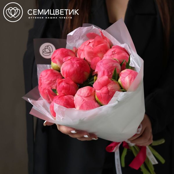 Букет из 11 коралловых пионов Coral Sunset Premium