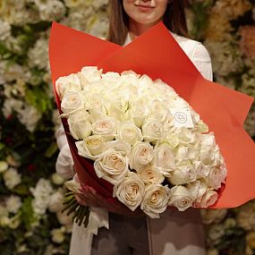 Букет из 51 белой пионовидной розы White O'Hara 40 см