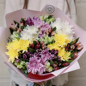 Букет из хризантемы с альстромерией в розовой пленке