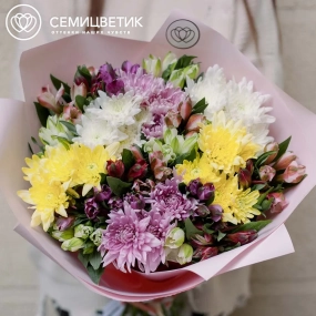 Букет из хризантемы с альстромерией в розовой пленке