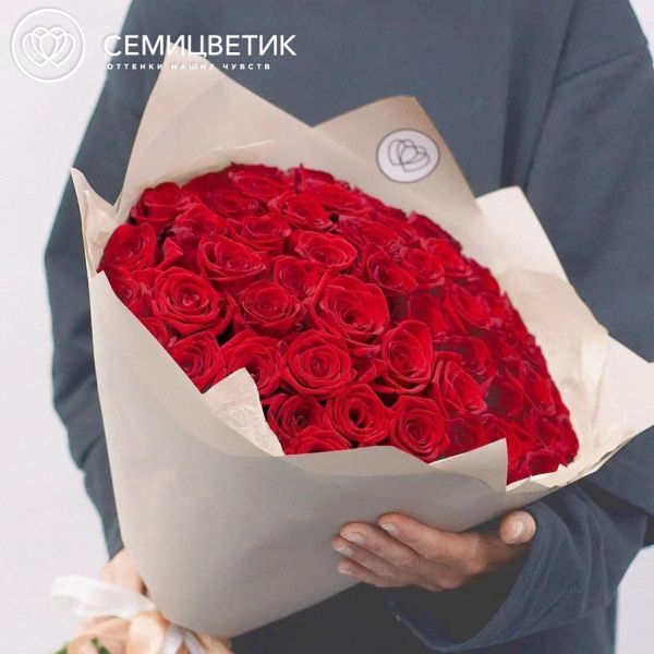 Букет из 51 красной розы 50 см (Россия) в кремовой пленке