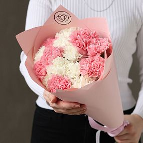Букет из 15 белых и розовых гвоздик в розовой упаковке