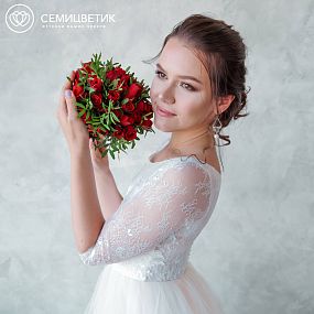Свадебный букет из красных роз и фисташки