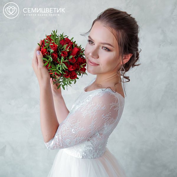 Свадебный букет из красных роз и фисташки