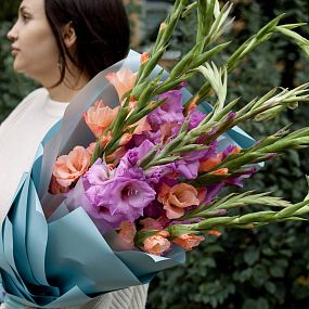 Букет из 11 розовых и фиолетовых гладиолусов