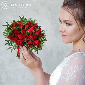 Свадебный букет из красных роз и фисташки
