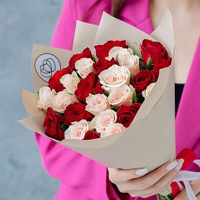 Букет из 25 красных и нежно-розовых роз 40 см (Кения) в кремовой пленке