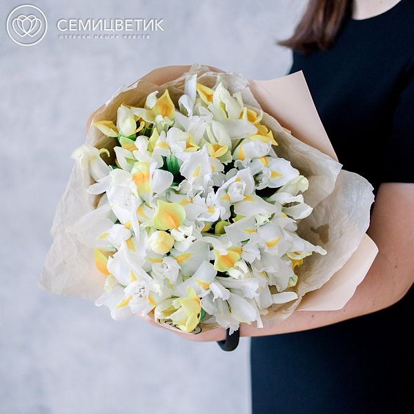 Букет из 25 желтых и белых ирисов