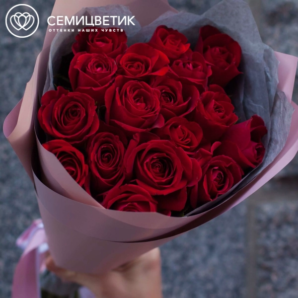 Букет из 17 красных роз 40 см (Кения) в розовой пленке
