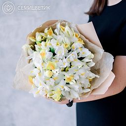 Букет из 25 желтых и белых ирисов
