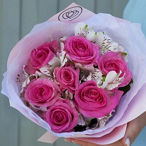 Букет из 7 розовых роз 40 см (Россия) и 4 белых альстромерий в розовой пленке