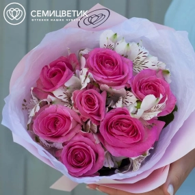 Букет из 7 розовых роз 40 см (Россия) и 4 белых альстромерий в розовой пленке