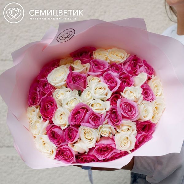 Букет из 51 розовой и белой розы 50 см (Россия) в розовой пленке