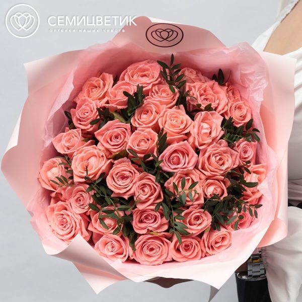 Букет из 35 коралловых роз 35-40 см (Россия) с фисташкой в розовой пленке