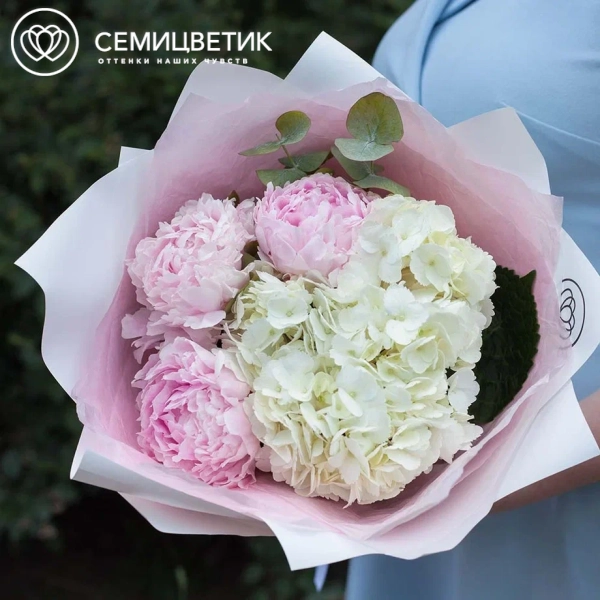 Букет из розовых пионов Premium с гортензией и эвкалиптом