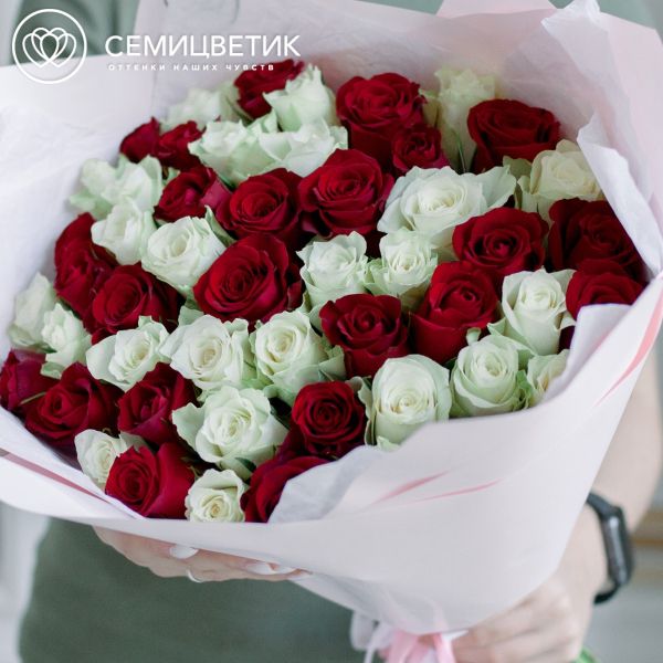 Букет из 51 красной и белой розы 40 см (Кения) в розовой пленке