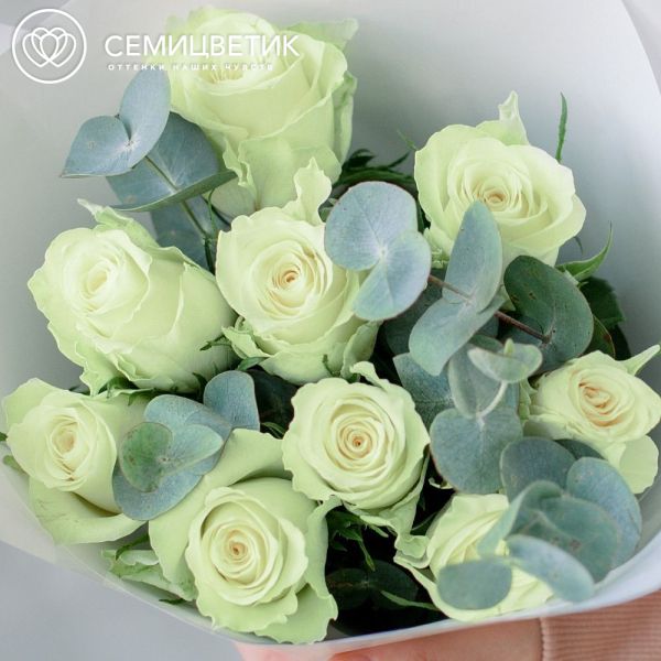 Букет из 9 белых роз 40 см (Кения) с эвкалиптом в белой пленке