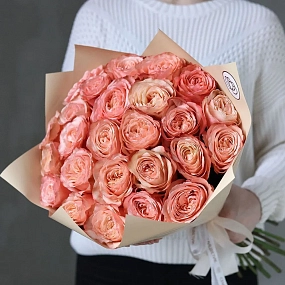 Букет из 25 персиковых пионовидных роз Kahala 50 см (Эквадор)