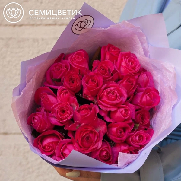 Букет из 25 малиновых роз 40 см (Россия) в сиреневой пленке