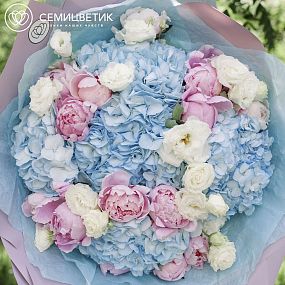Букет из пионов, гортензии и лизиантусов в розовой пленке