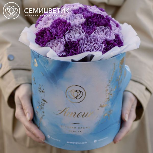 Букет в голубой шляпной коробке Amour Mini из 35 сиреневых (лунных) гвоздик