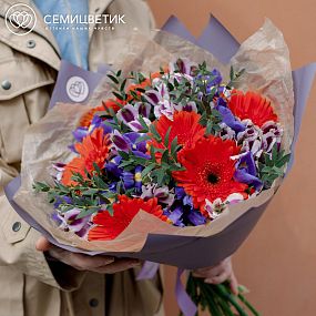 Большой букет  из гербер, альстромерии и ирисов в сиреневой пленке