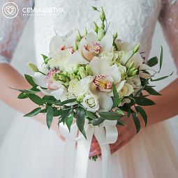 Свадебный букет из орхидеи, лизиантуса и белых роз