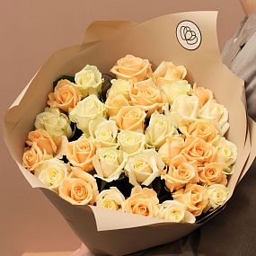 Букет из 35 кремовых и белых роз 50 см (Россия) в кремовой пленке