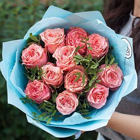 Букет из 11 кораллово-розовых пионовидных роз Wild Love 40 см с фисташкой